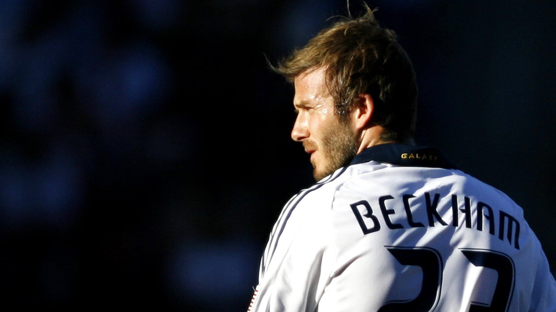 职业球员加入反种族歧视倡议展示足球正面力量，足球反种族歧视仪式